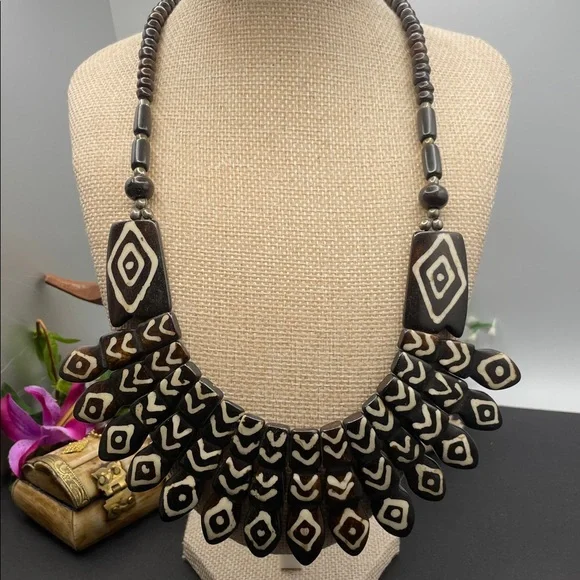 Bone dyed pictographs necklace vintage C37 - Picture 7 of 8